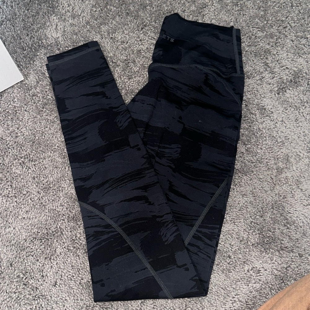 Alphalete surface leggings in camo